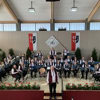 Das komplette Orchester mit der bisherigen weinroten Uniformweste am Jubiläumskonzert.